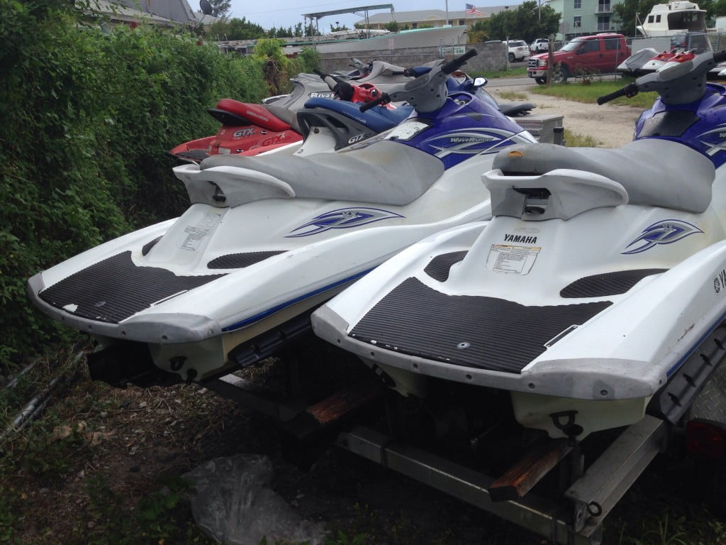 Selling a pair of 2009 Yamaha VX110 WaveRunners/ jet skis Both skis run